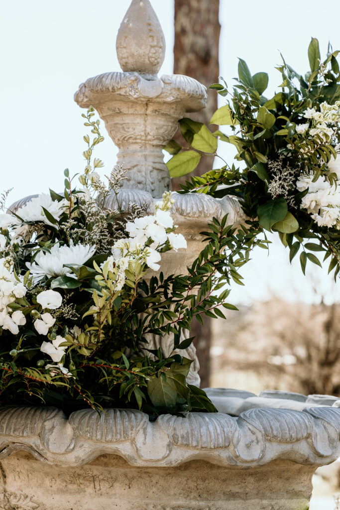 White blooms and greenery of the water fountain floral pieces