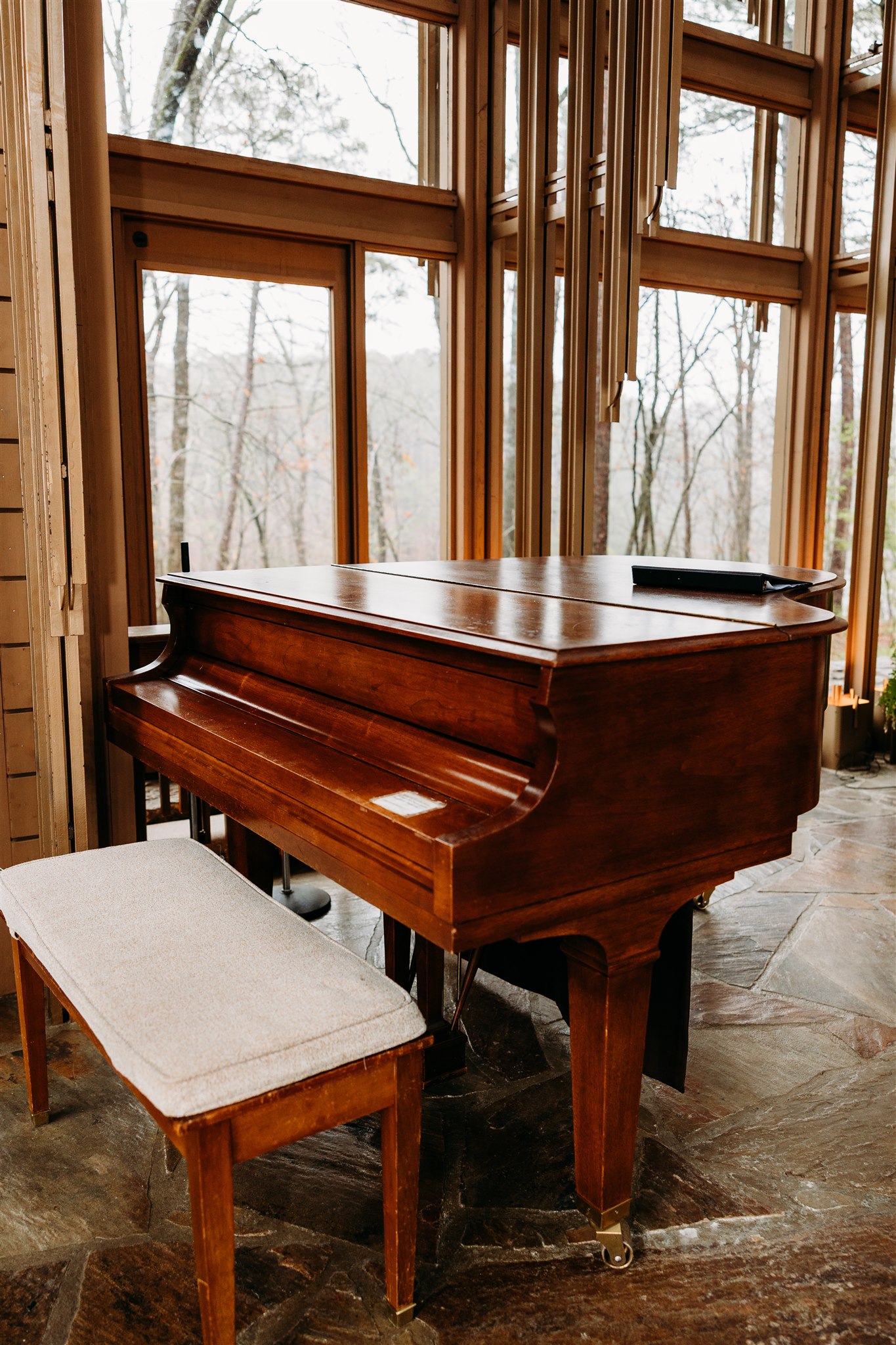 Arkansas-Wedding-Venues-Photographer-Legend-and-Lace-Studios-Mildred-Cooper-Chapel-Piano-3