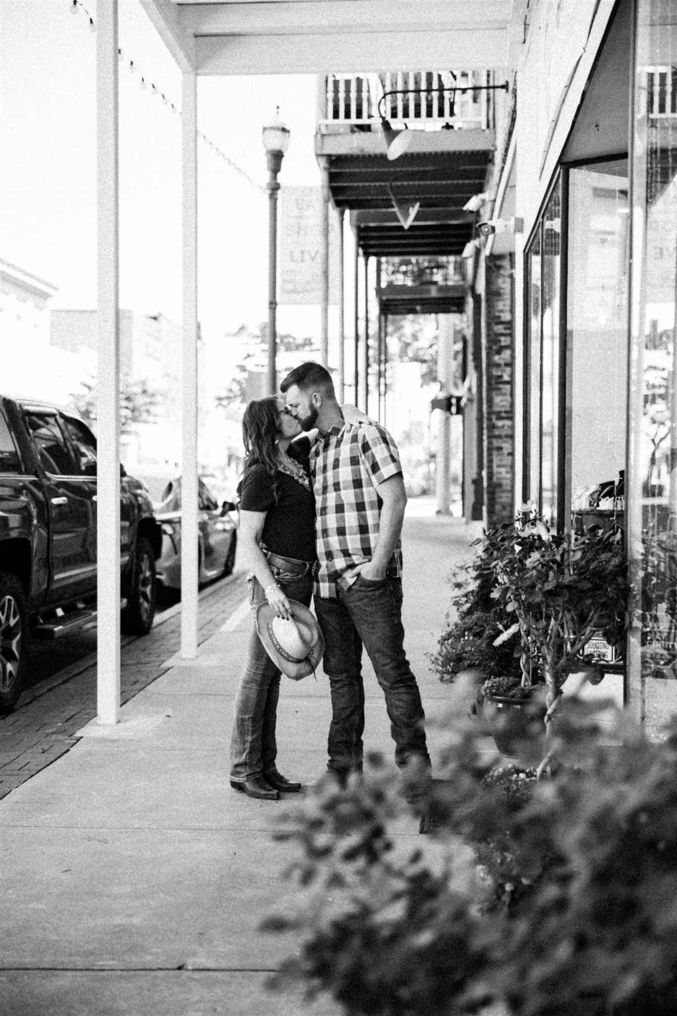 Lemonade-House-Grille-Downtown-Jonesboro-Arkansas-Engagement-Photoshoot-Sunny-day-Arkansas