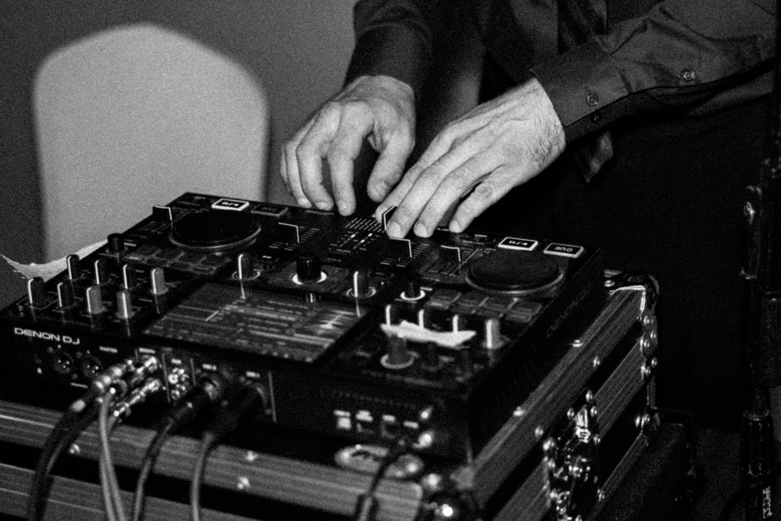 St.-Louis-Wedding-DJ-Entertainment-Vendor-Missouri-Photographer-Legend-and-Lace-Studios-3